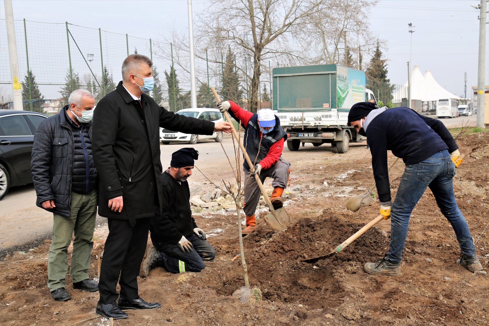 PARKLARA MEYVE AĞAÇLARI DİKİLMEYE DEVAM EDİYOR