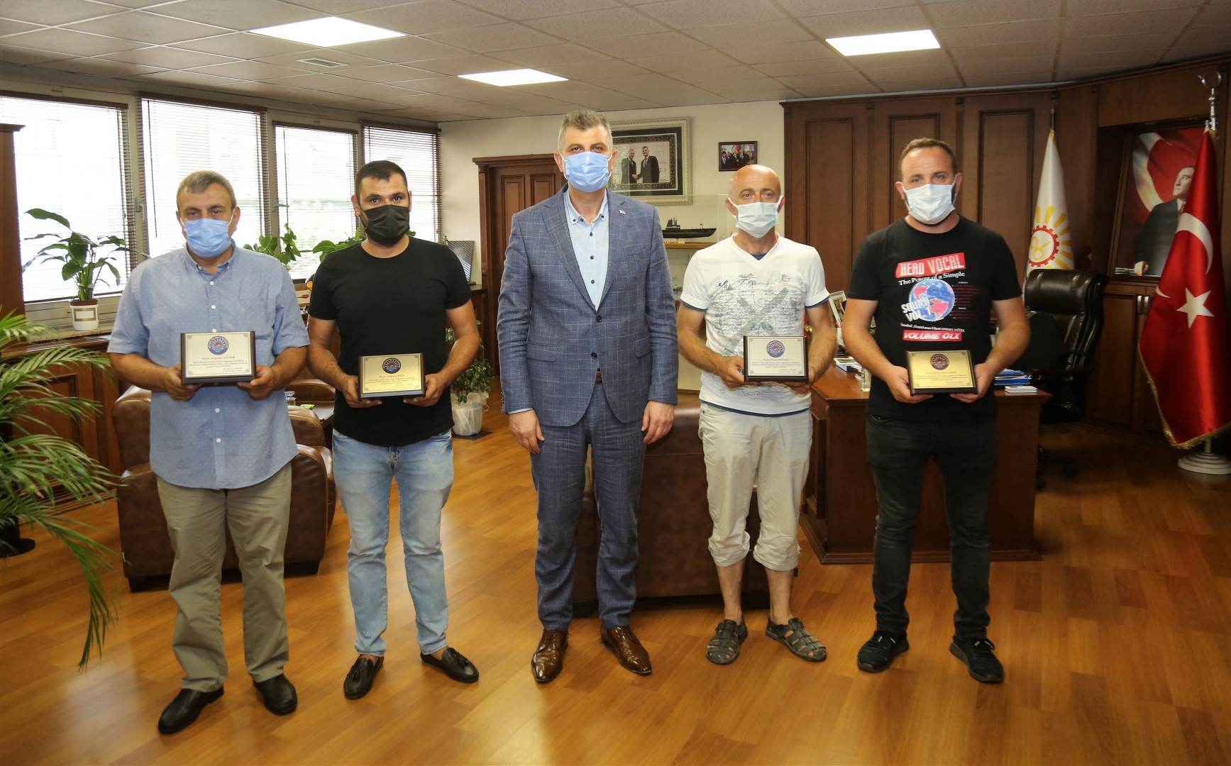BAKAN SEZER, MANAVGAT, MARMARS VE KYCEZ YANGINLARINA MDAHELE EDEN EKPLERE LOJSTK DESTEK VEREN BELEDYE PERSONELNE PLAKET VERD