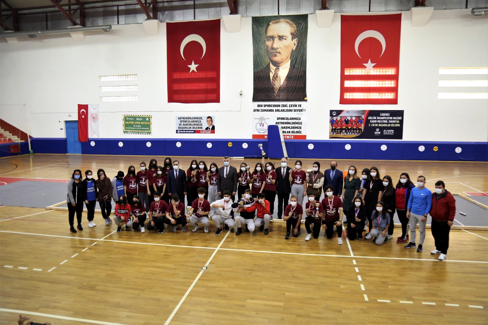 BAKAN YILDIRIM, RENCLERN BOCCE HEYECANINA ORTAK OLDU