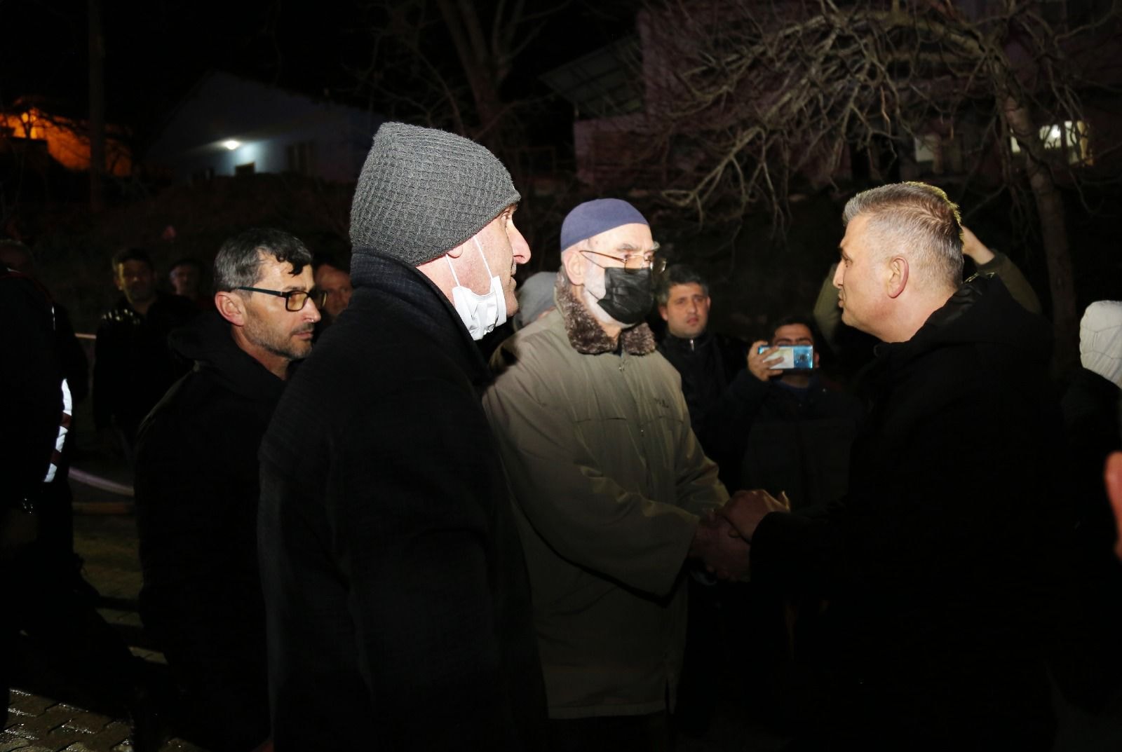 EVLER YANAN ALEY BAKAN SEZER YANLIZ BIRAKMADI