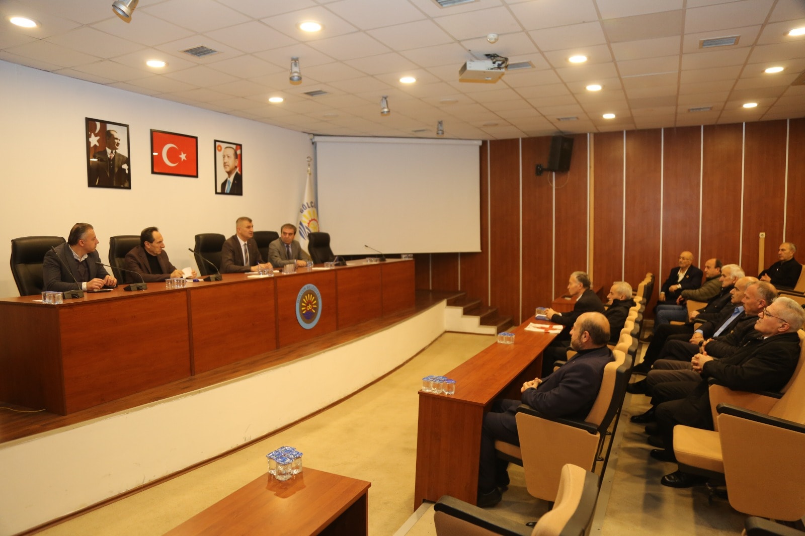 BAKAN SEZER MUHTARLARLA BULUTU